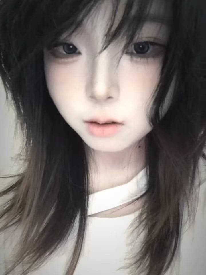 灰白背景前的安静人物肖像