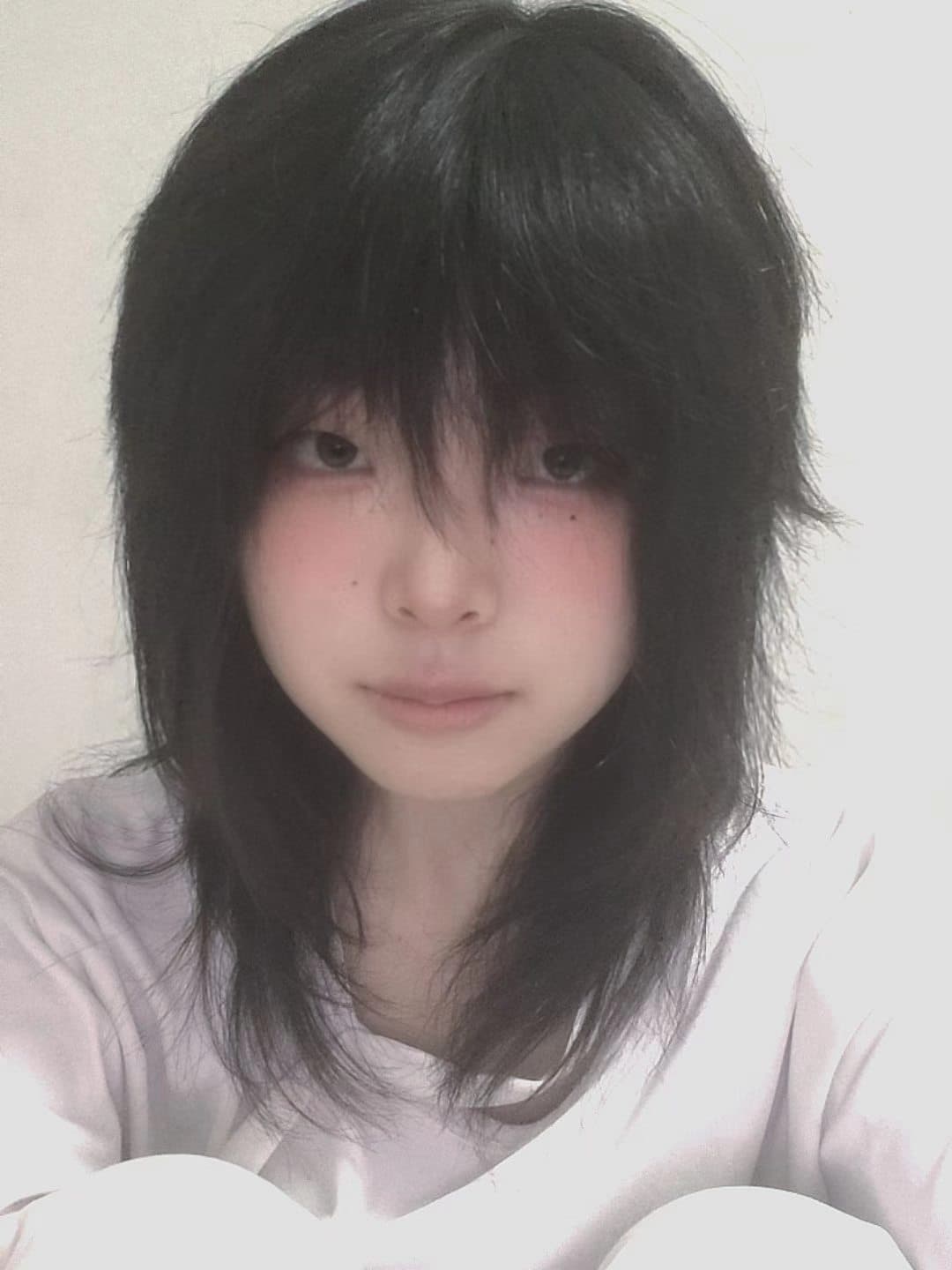 柔白房间中的安静黑发自拍