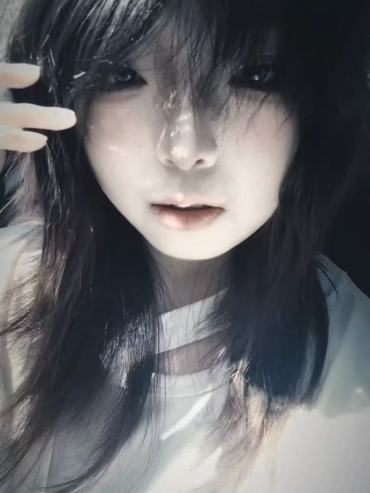 冷色暗调的黑发面部特写