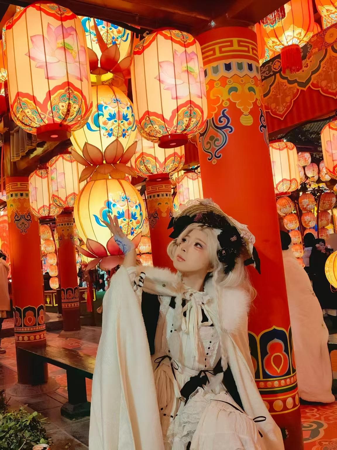 红金灯笼长廊中的白色礼服人物