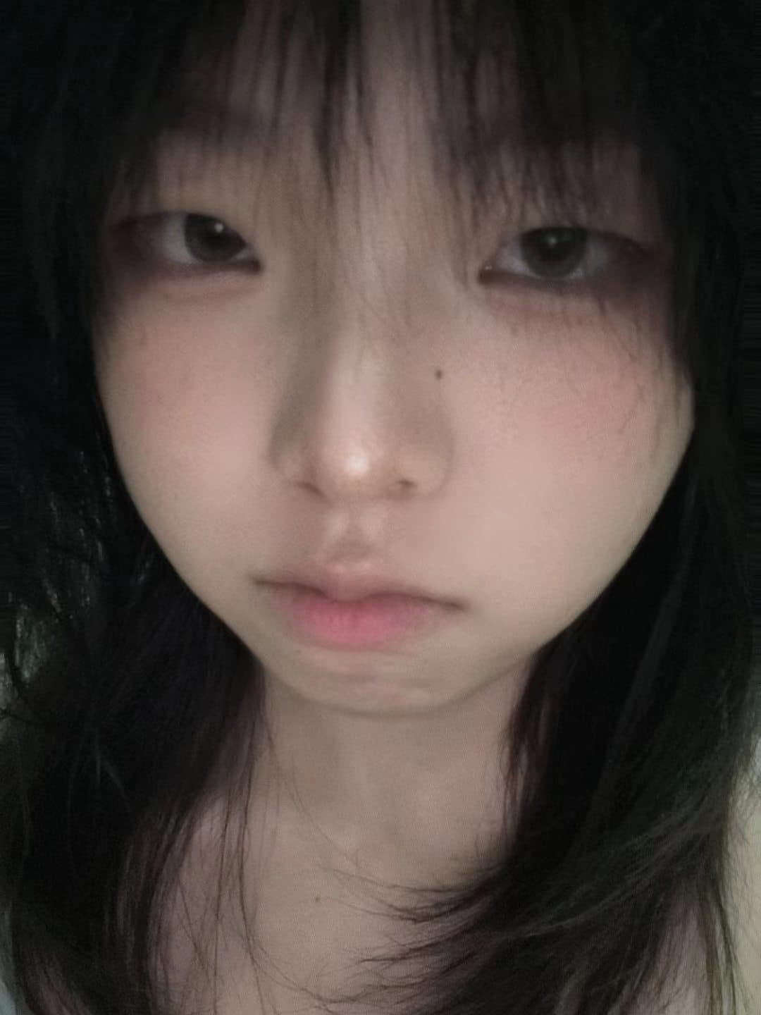 柔白光线里的近距离自拍