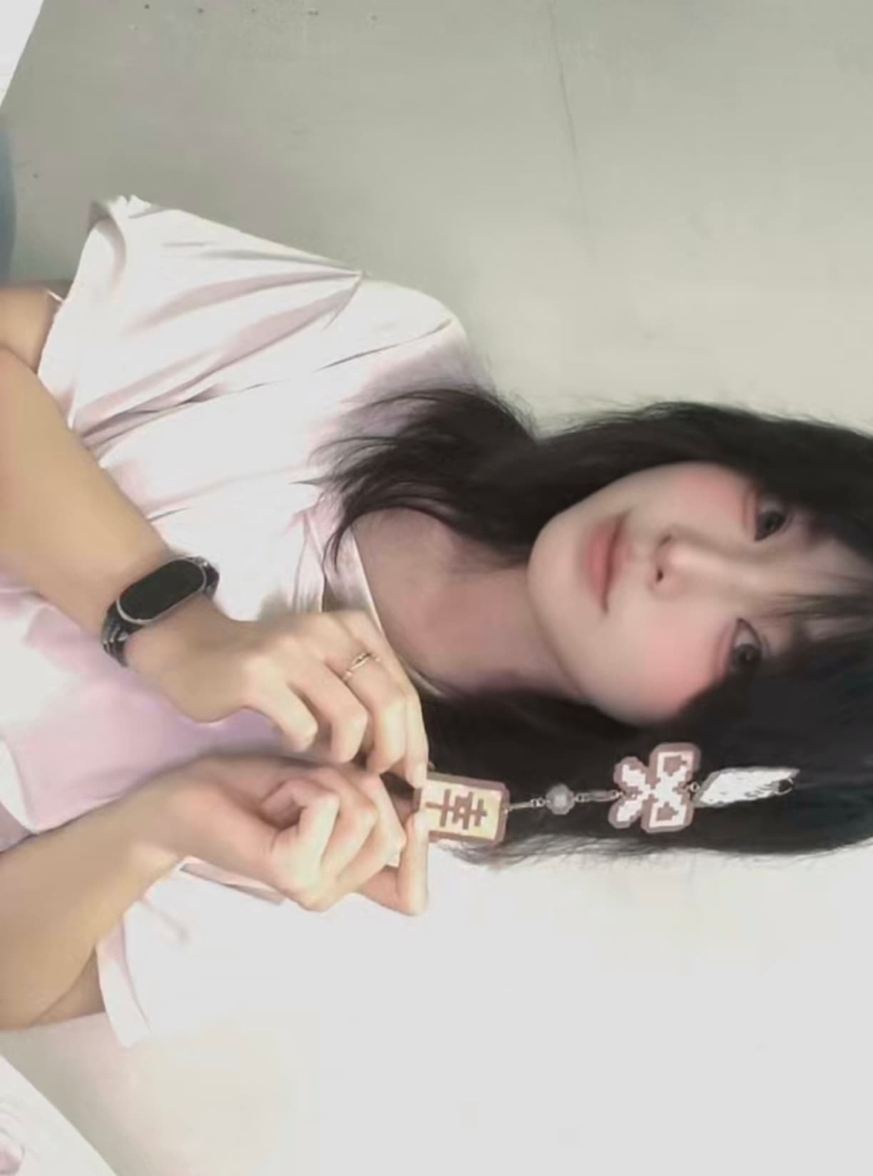 白房间里握着发饰的她