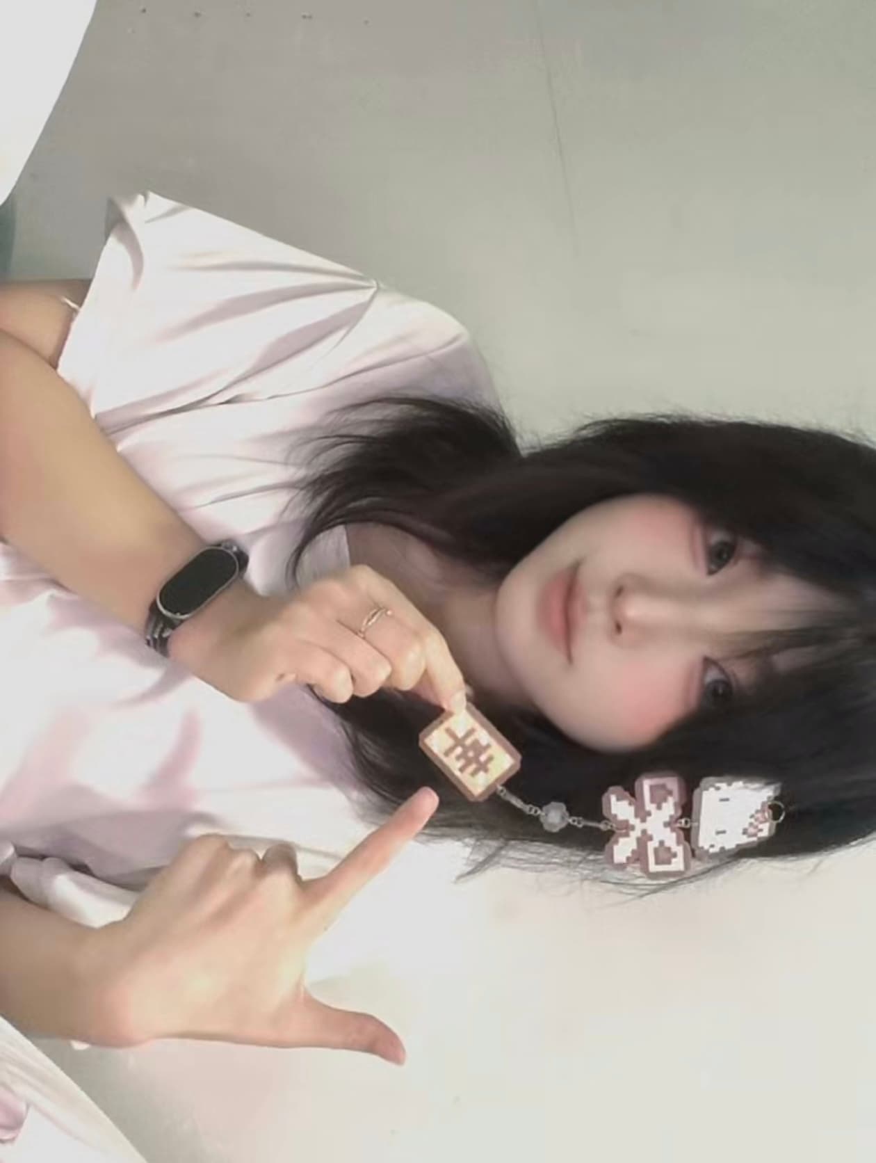 白房间里认真展示小挂件的她