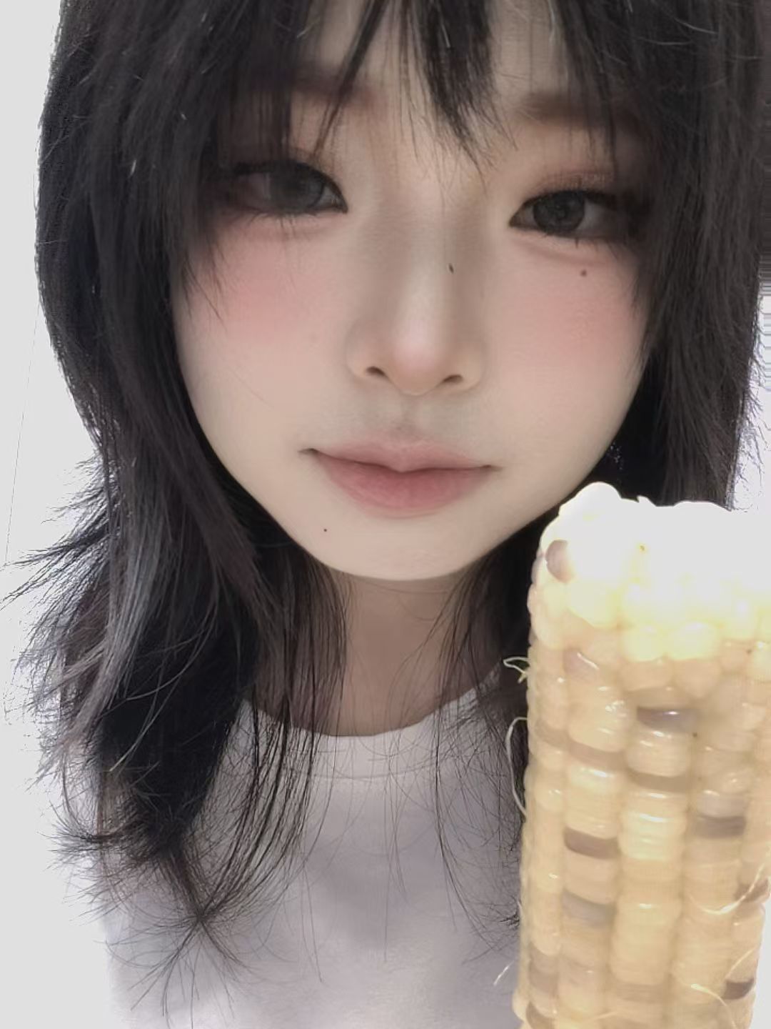 手持玉米的高调人物自拍